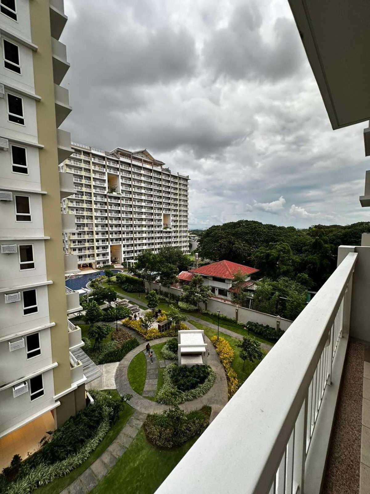 2 Bedroom Condo Unit Near Sm Bf & Naia At The Atherton By Dmci With 2 Balcony Paranaque City Екстериор снимка