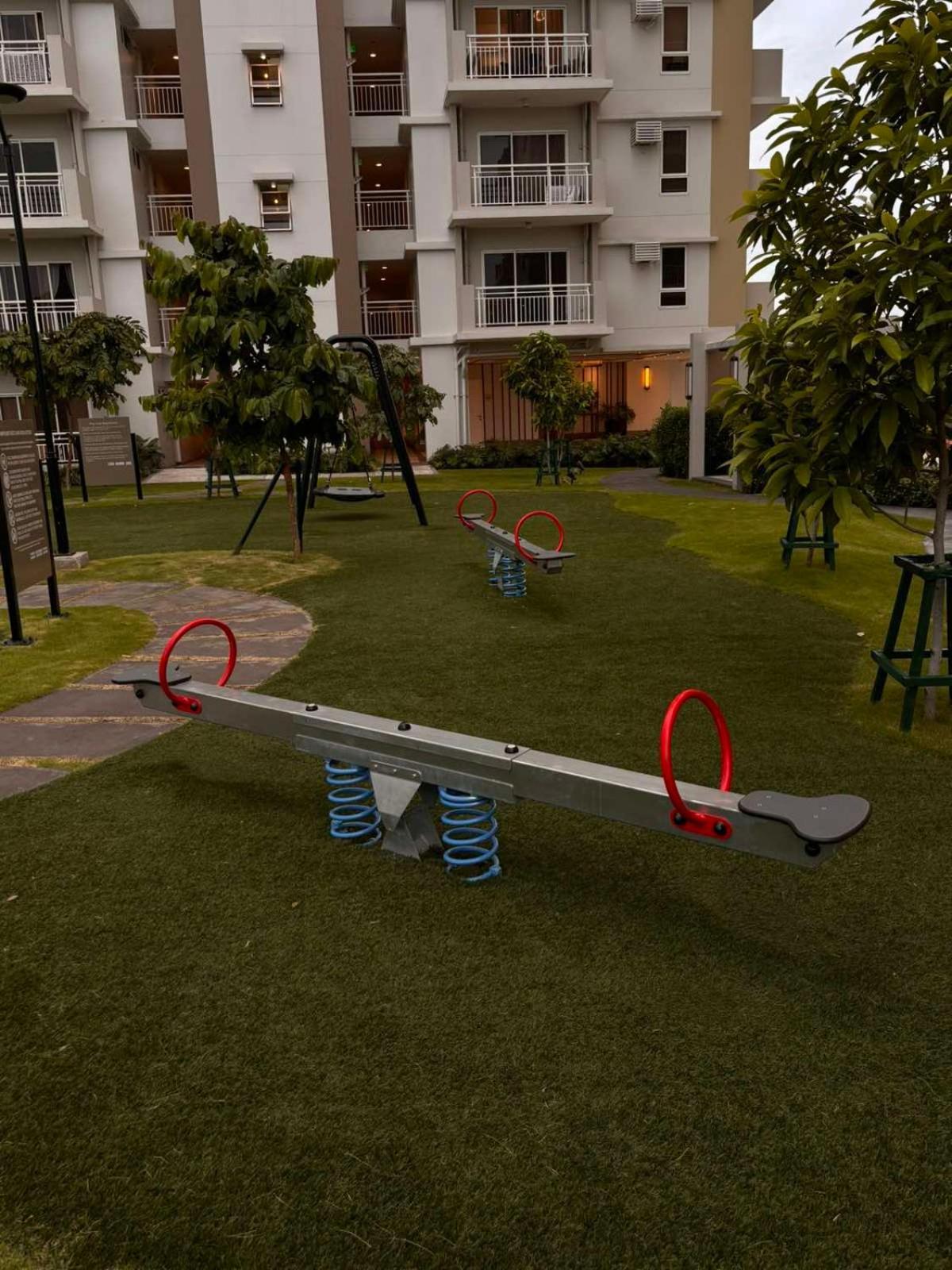 2 Bedroom Condo Unit Near Sm Bf & Naia At The Atherton By Dmci With 2 Balcony Paranaque City Екстериор снимка