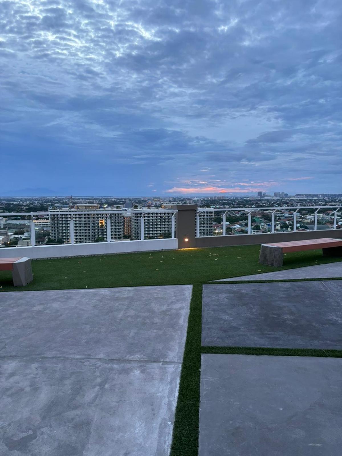 2 Bedroom Condo Unit Near Sm Bf & Naia At The Atherton By Dmci With 2 Balcony Paranaque City Екстериор снимка